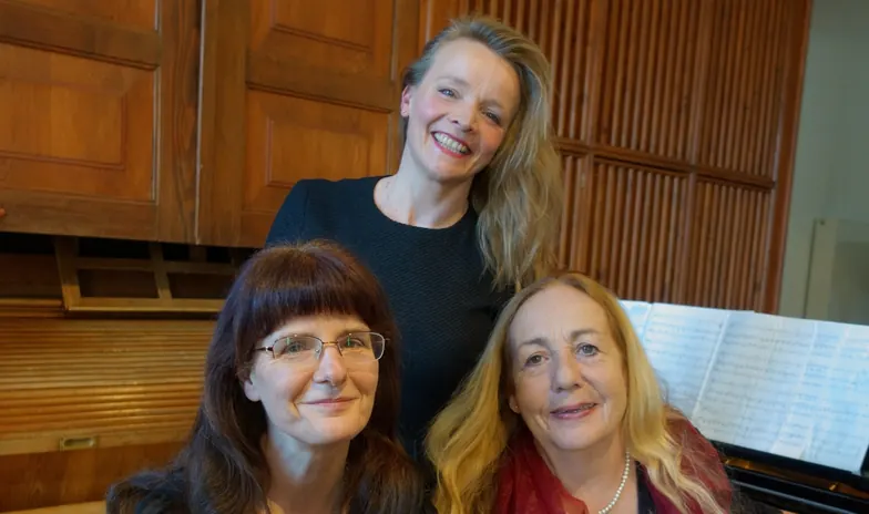 Siso Hagen, Katalin Kertész and Katja Brandl smiling at the grand piano
