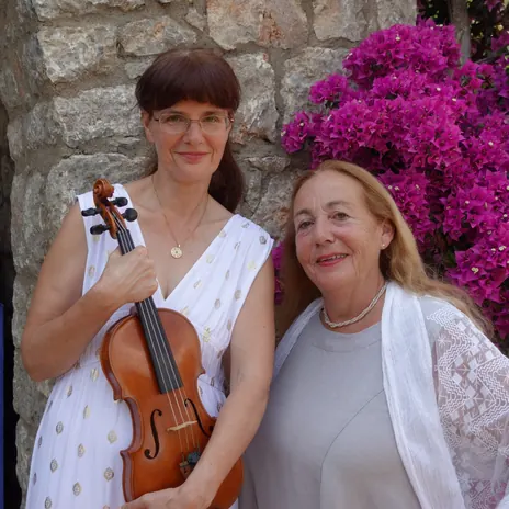 Katalin Kertész with violin and Siso Hagen in front of bougainvillea