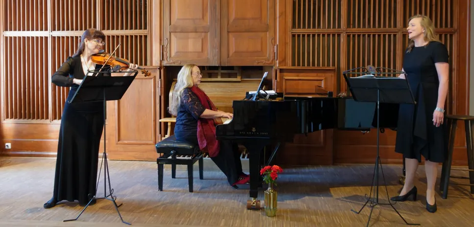 TrioMani in concert: violin, grand piano and voice