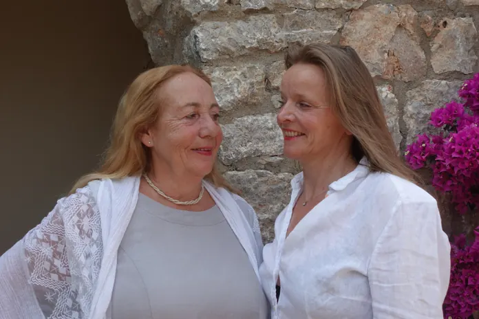 Siso Hagen and Katja Brandl chatting by a stone wall