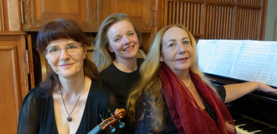 Katalin Kertész, Katja Brandl and Siso Hagen at the grand piano