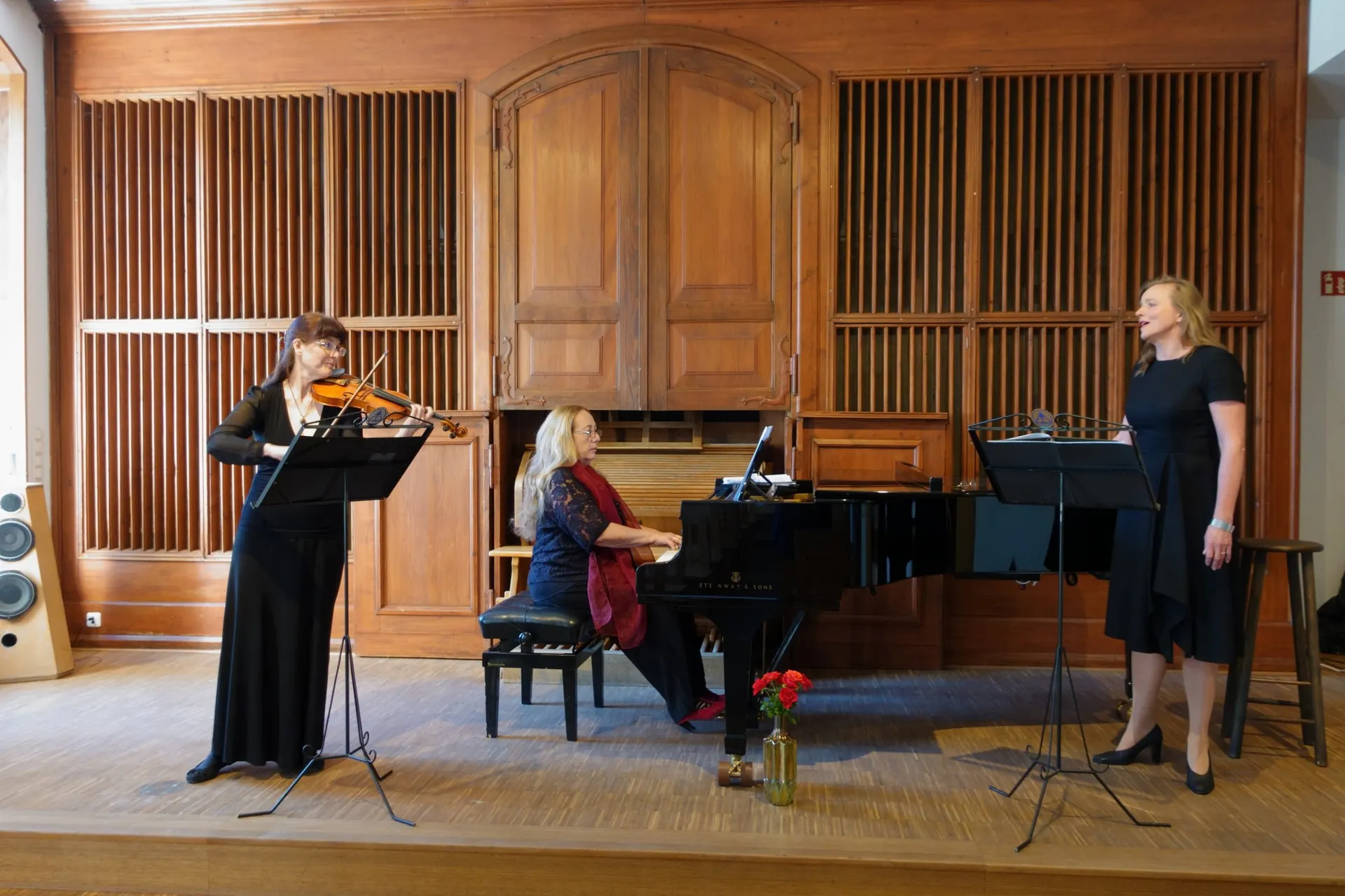 TrioMani in concert: Katalin Kertész on violin, Katja Brandl at the grand piano and Siso Hagen singing